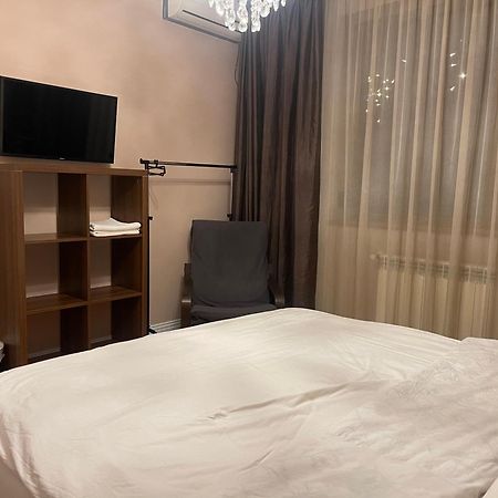Room In A Private House - 5 Min From Therme And Airport Corbeanca Kültér fotó